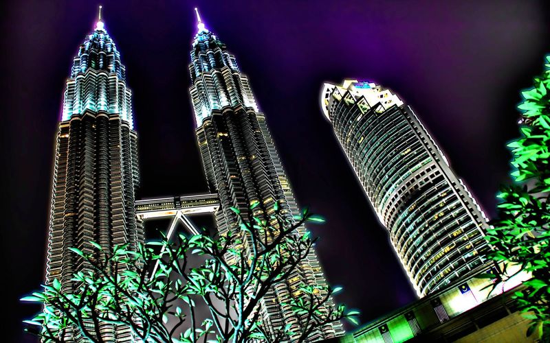 吉隆坡-马来西亚-2014年4月30日-夜间环绕马石油双塔