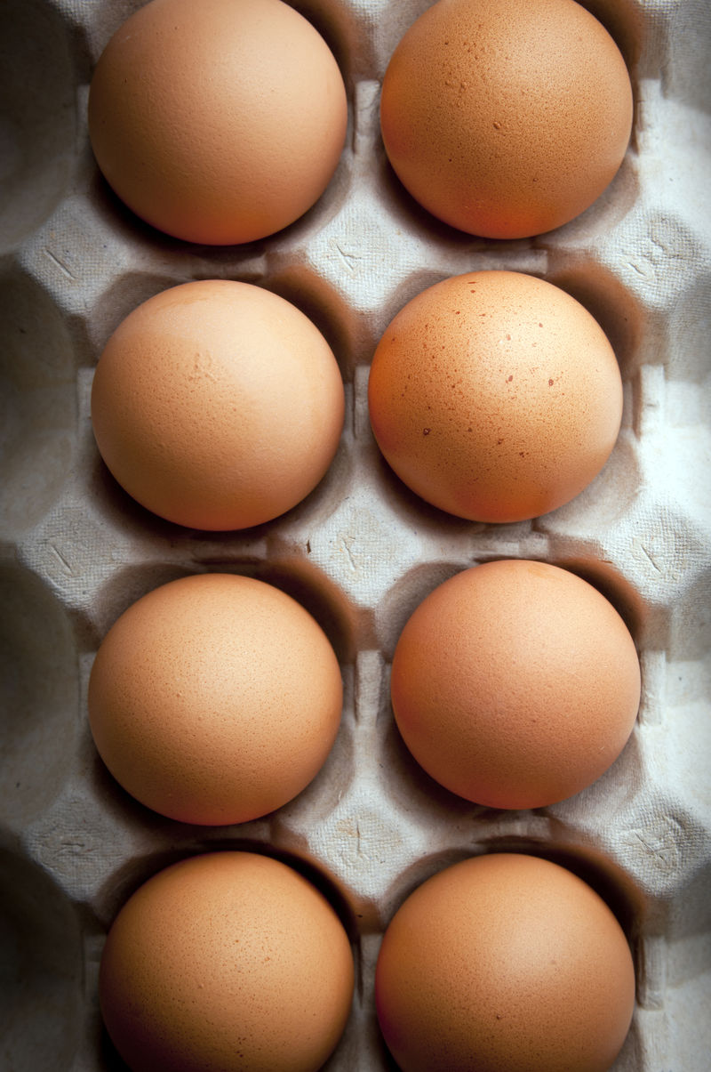 一排排的新鲜鸡蛋-带着忧郁的灯光