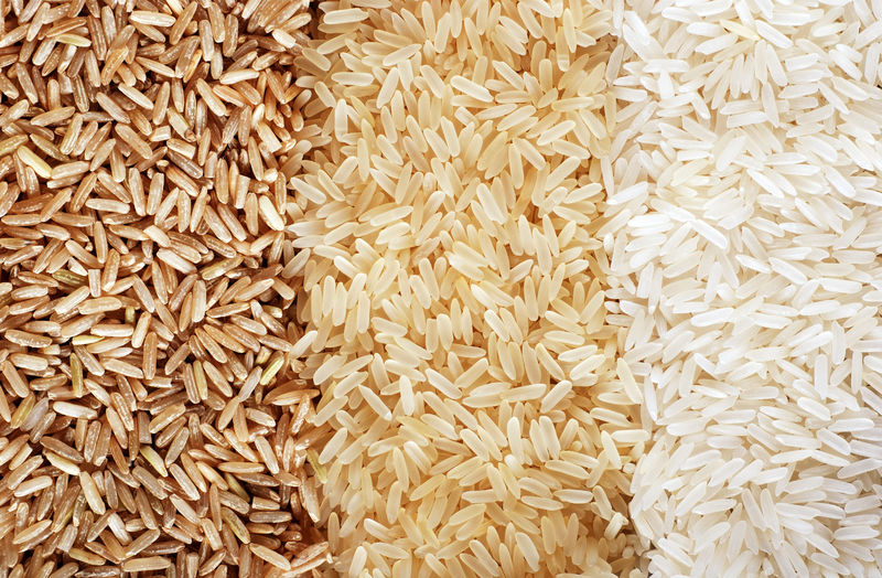 食物背景有三行水稻品种：糙米混合野生稻白（茉莉）米