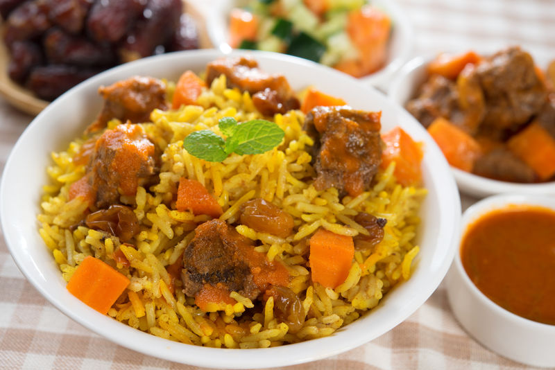 米饭-中东的斋月食品-配倒立羊肉和沙拉