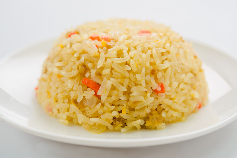 白底盘子里的米饭和蔬菜