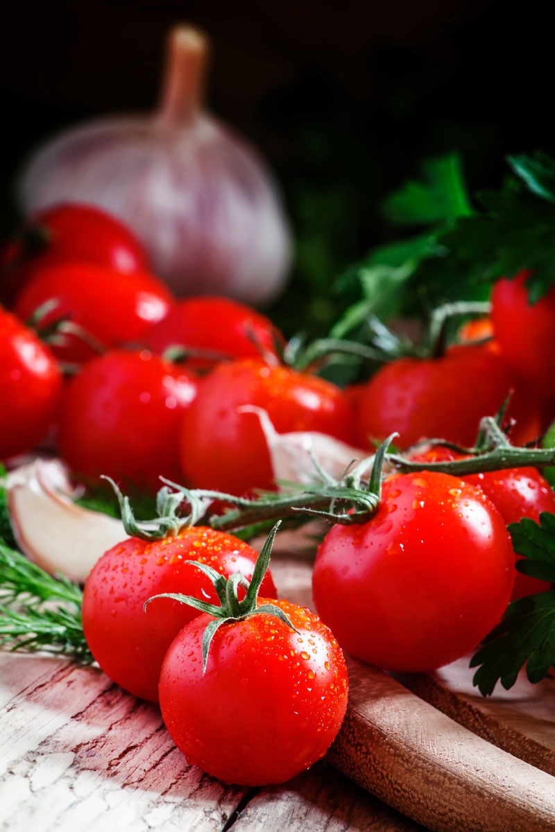 新鲜樱桃番茄配春天的蔬菜和香草还有李