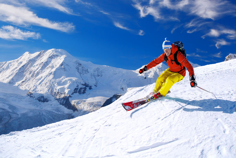 滑雪者在高山上滑雪抵御蓝天