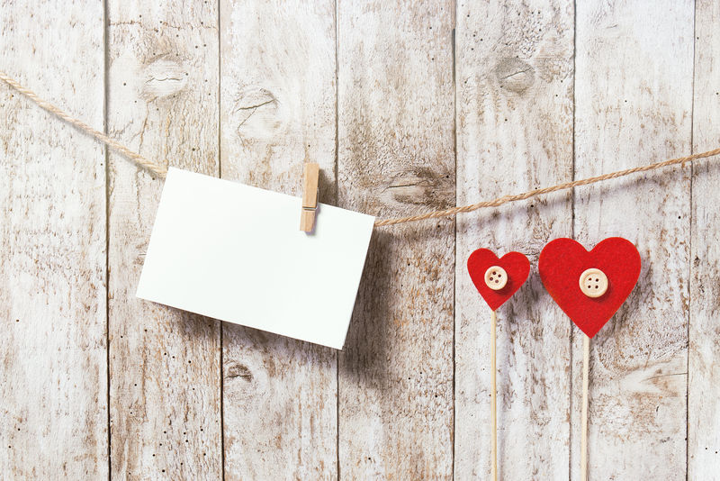 情人节或爱情概念一张纸和一个木夹子