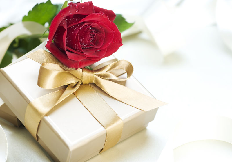 浪漫的礼物和玫瑰