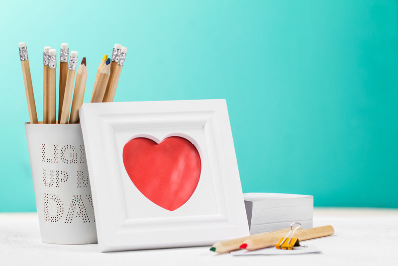 用相框铅笔和红心来表达爱意水平