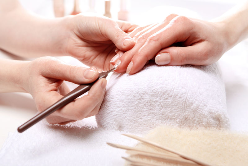 美甲-给美容师剪皮肤-手指甲护理-女人到美容师那里修指甲