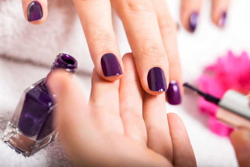 美容美发师指甲美人-美容师用涂有紫色指甲油的美容师