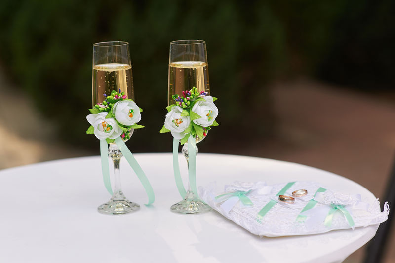 桌上两杯香槟酒举行婚礼
