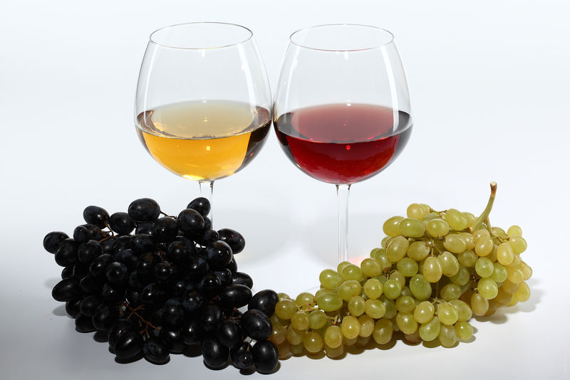 白葡萄酒和成熟葡萄