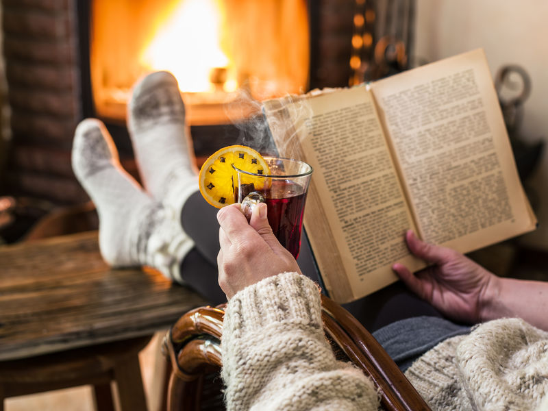 火热的葡萄酒和书在女人手中在BU面前放松