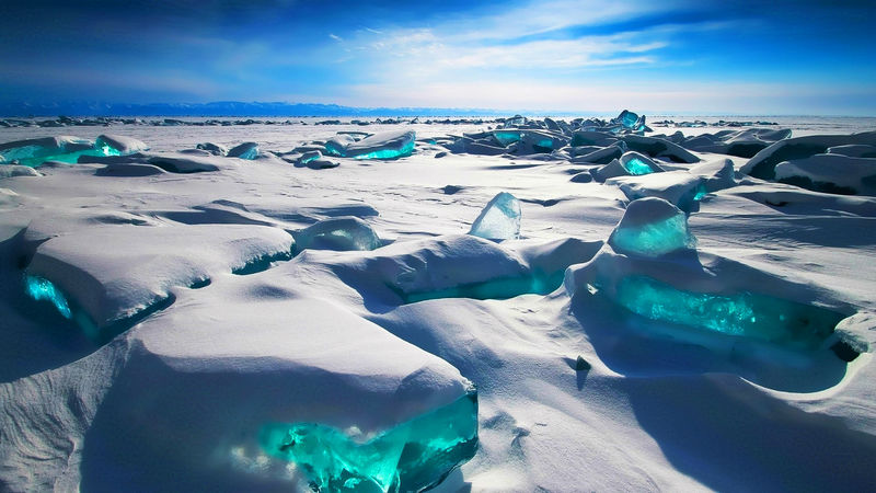俄罗斯-东西伯利亚-令人惊奇的是-贝加尔湖的冰是透明的-因为冬天没有雪和极端寒冷