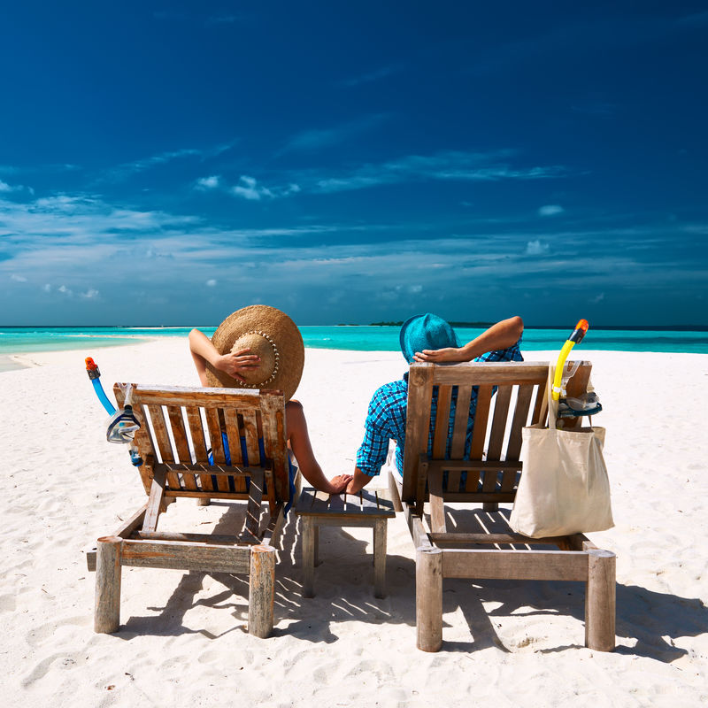 这对夫妇在马尔代夫的热带海滩上放松
