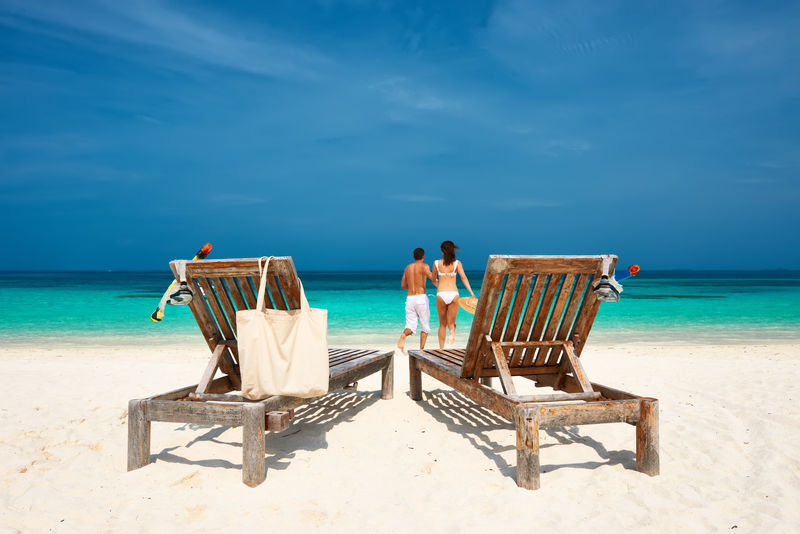 马尔代夫热带海滩上的一对白色情侣