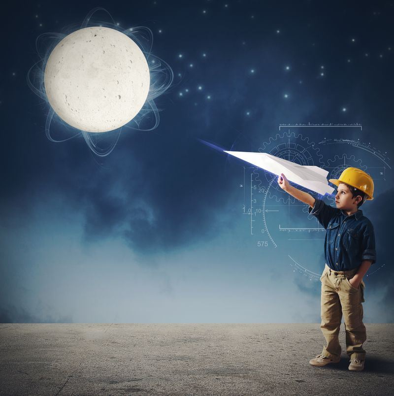 孩子想象着发射航天飞机到月球