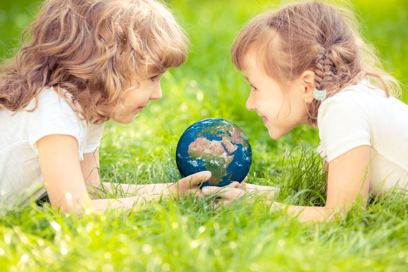 在绿色的春天背景下-孩子手拿着行星-地球日假期概念-NASA提供的这张图片的元素