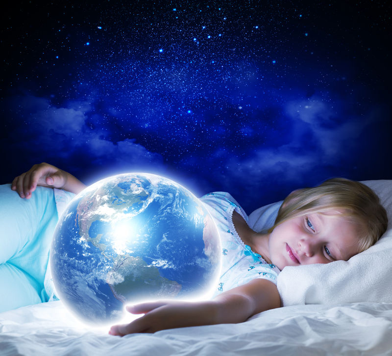 躺在床上的女孩手里拿着地球-这张图片的元素由美国宇航局提供