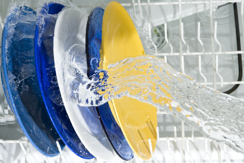 洗碗机和盘子-飞溅的水