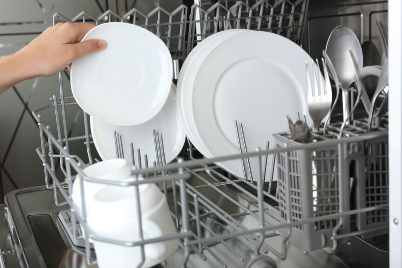打开洗碗机-里面有干净的餐具
