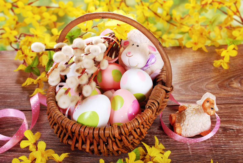 复活节用乡村编的鸡蛋和绵羊篮子