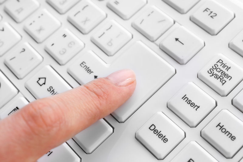女性手指在键盘上打字-宏视图