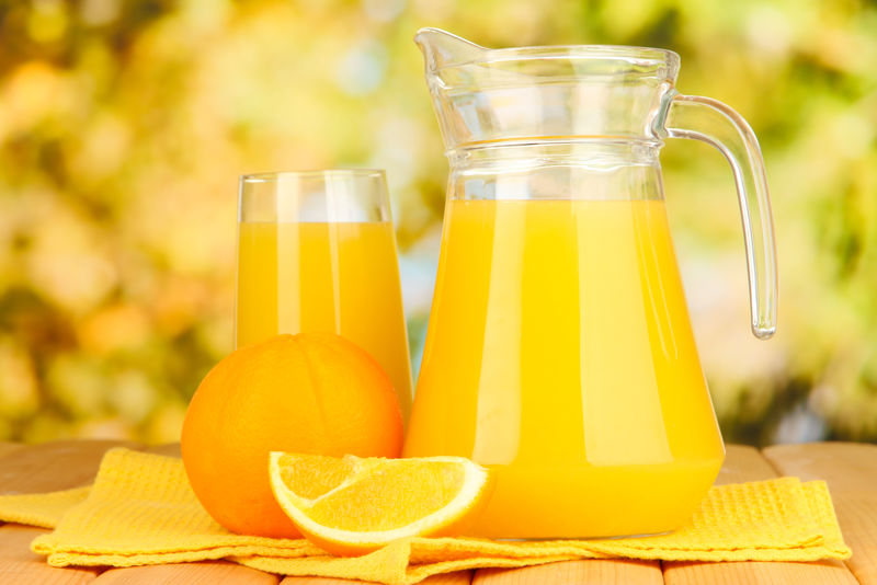 满杯橙汁和橙子