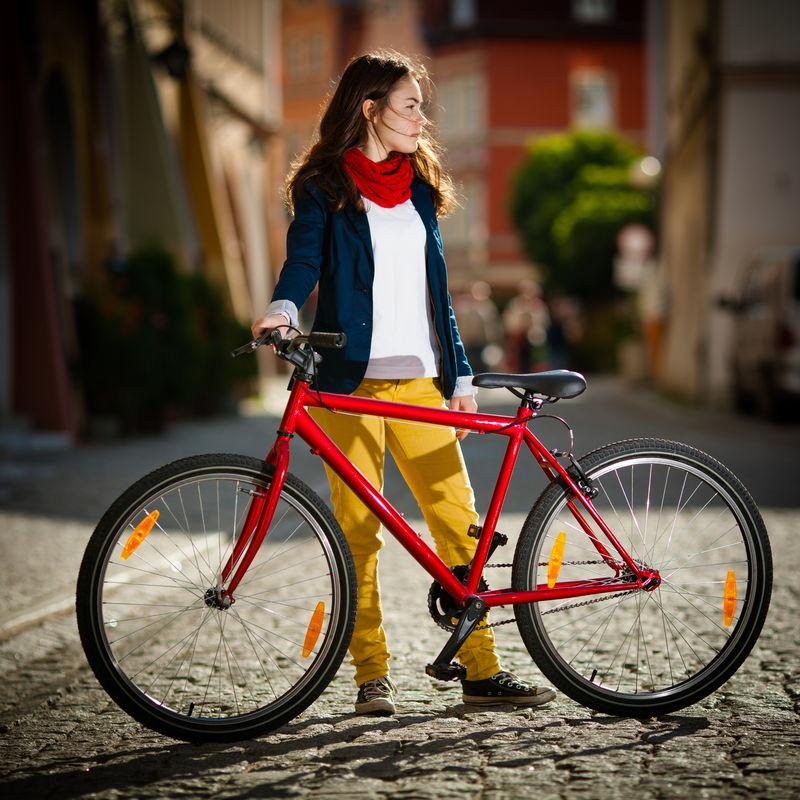 城市自行车——城市中的少女和自行车