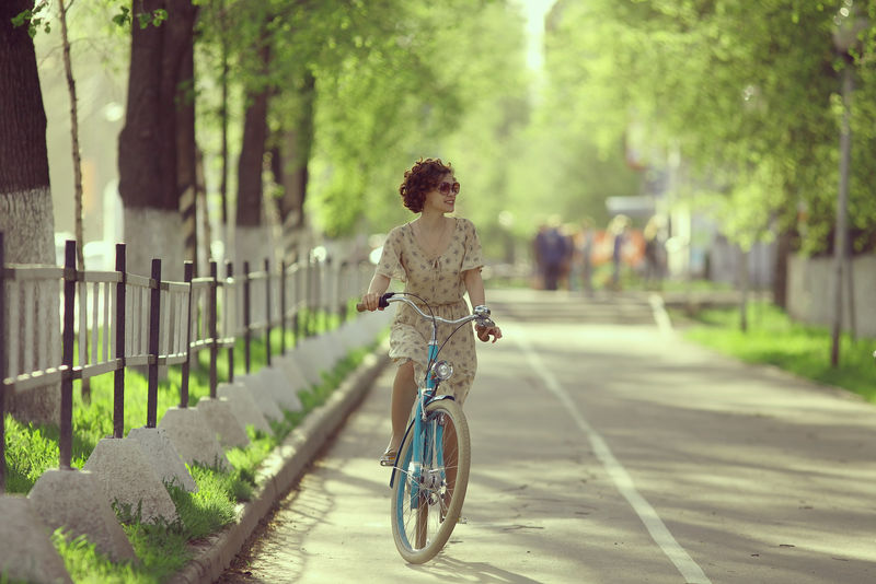春天的早晨骑自行车的女孩