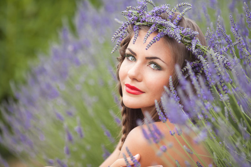 美丽的普罗旺斯女人在薰衣草地里放松-看着日落-手里拿着一个装有薰衣草花的篮子-系列-紫色薰衣草迷人的女孩-花田里的金发女郎-乌克兰-克里米亚