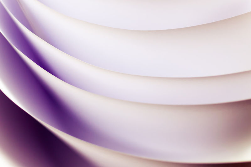 由弯曲的纸片制成的抽象折纸图案的宏观图像-紫色色调图像