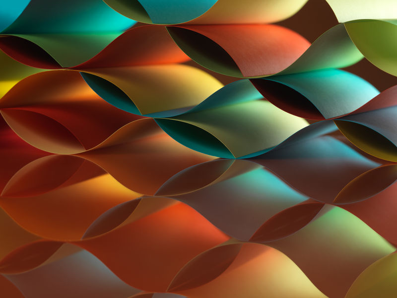 彩色折纸图案的背景宏观图像-由弯曲的纸片制成-具有反射镜