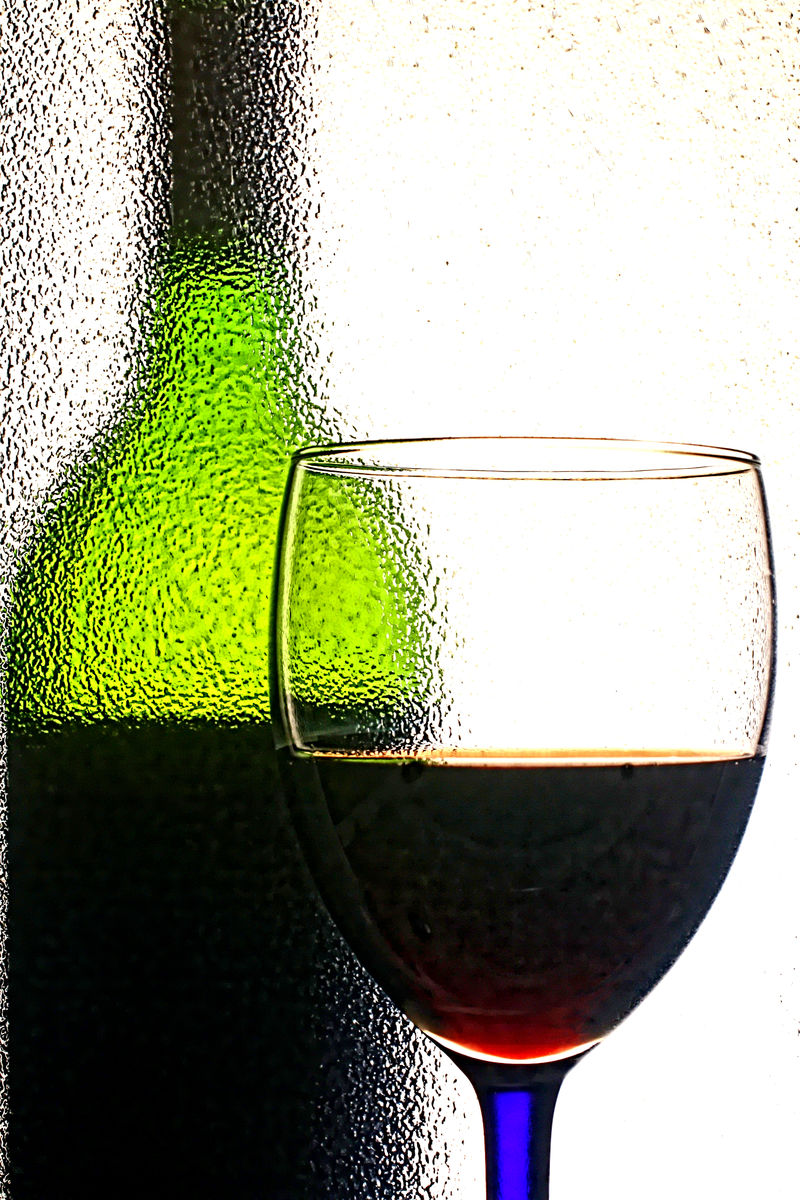 抽象的玻璃器皿背景设计-由酒杯和酒瓶组成