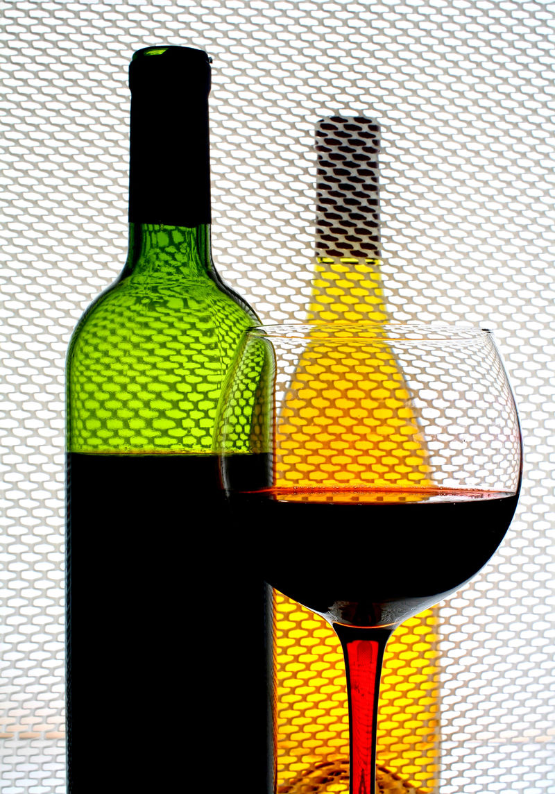 抽象的葡萄酒玻璃器皿酒杯和酒瓶的背景设计