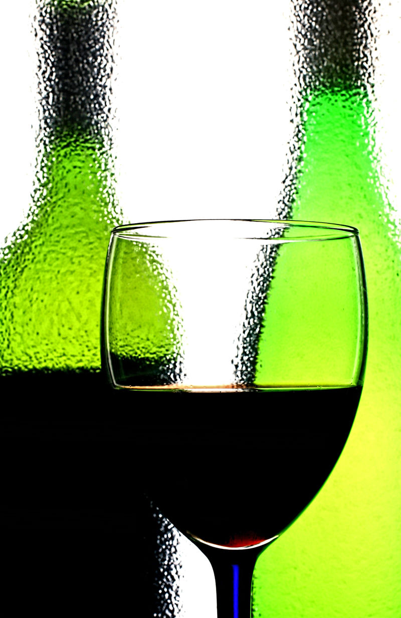 抽象的玻璃器皿背景设计-由一个酒杯和两个瓶子组成