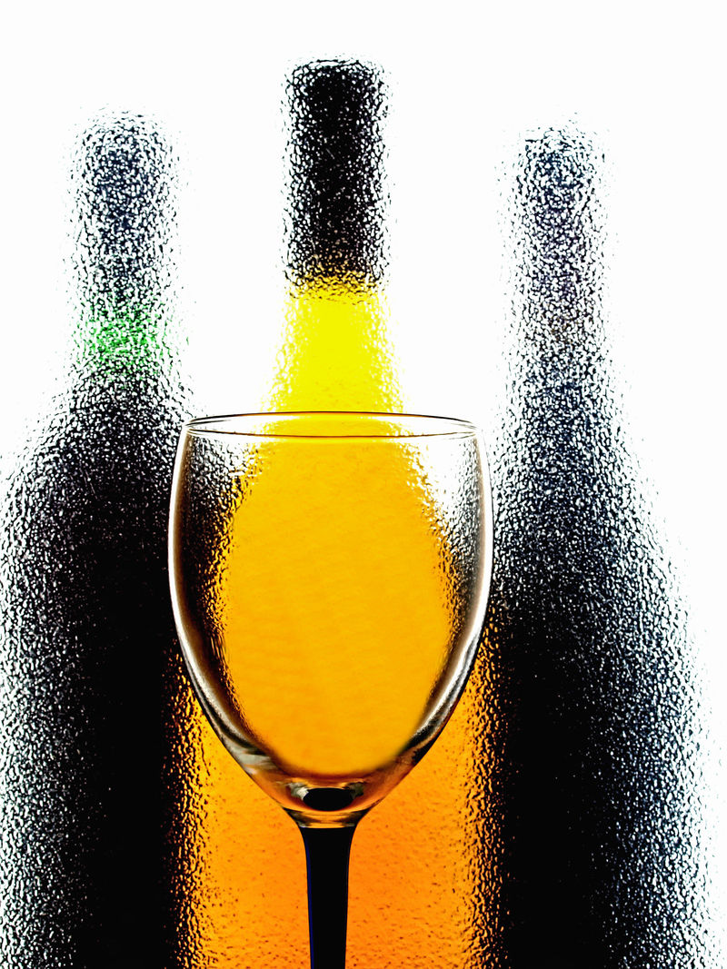 抽象的葡萄酒玻璃器皿背景设计-由酒杯和酒瓶组成
