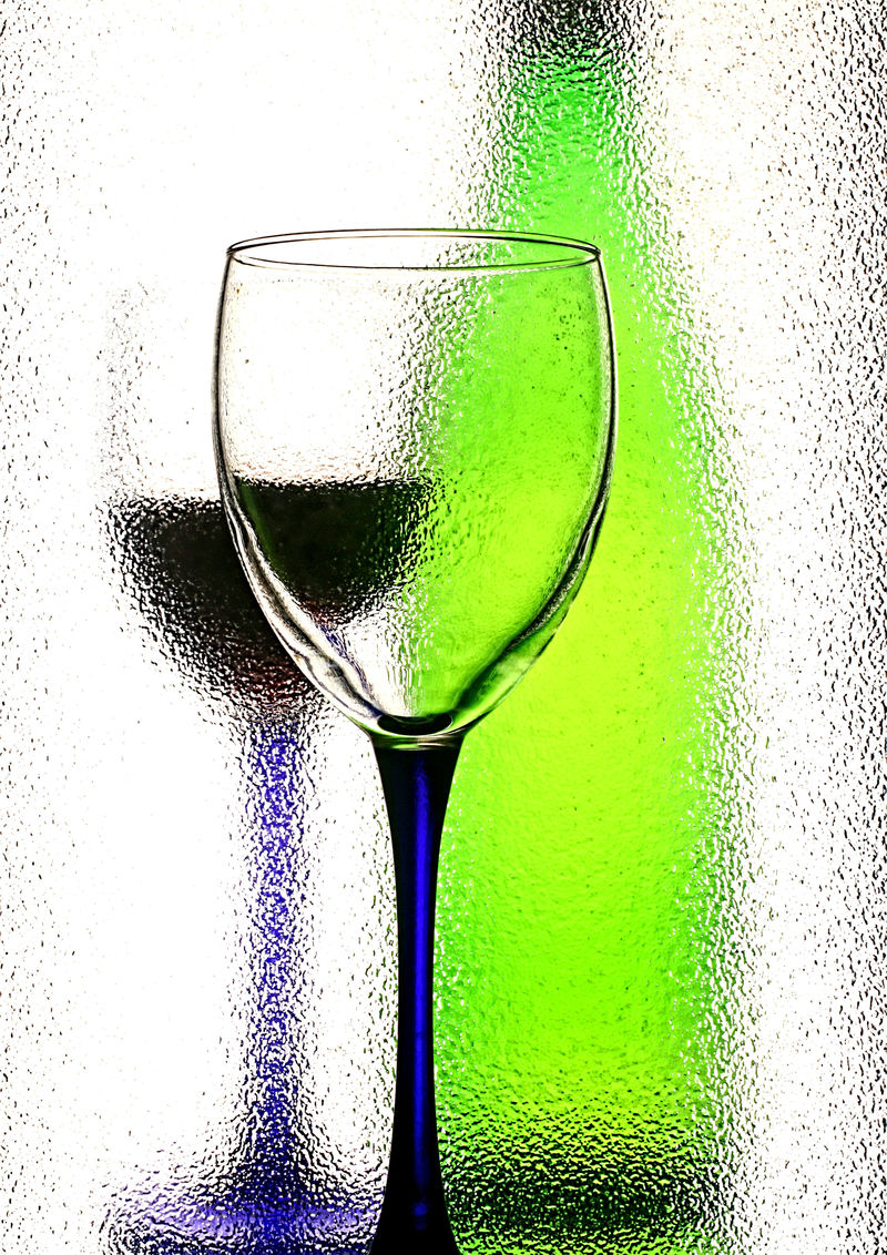 抽象的玻璃器皿背景设计-由两个酒杯和一个瓶子组成