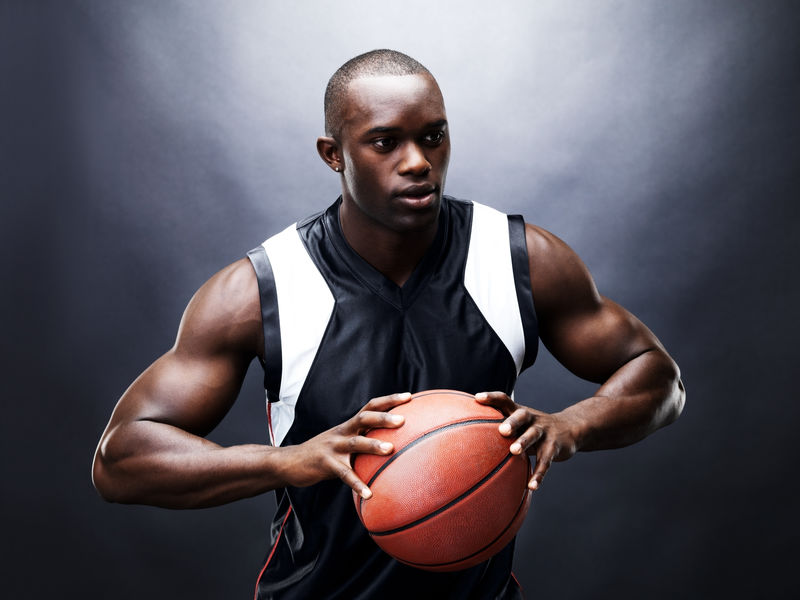 年轻的黑人篮球运动员