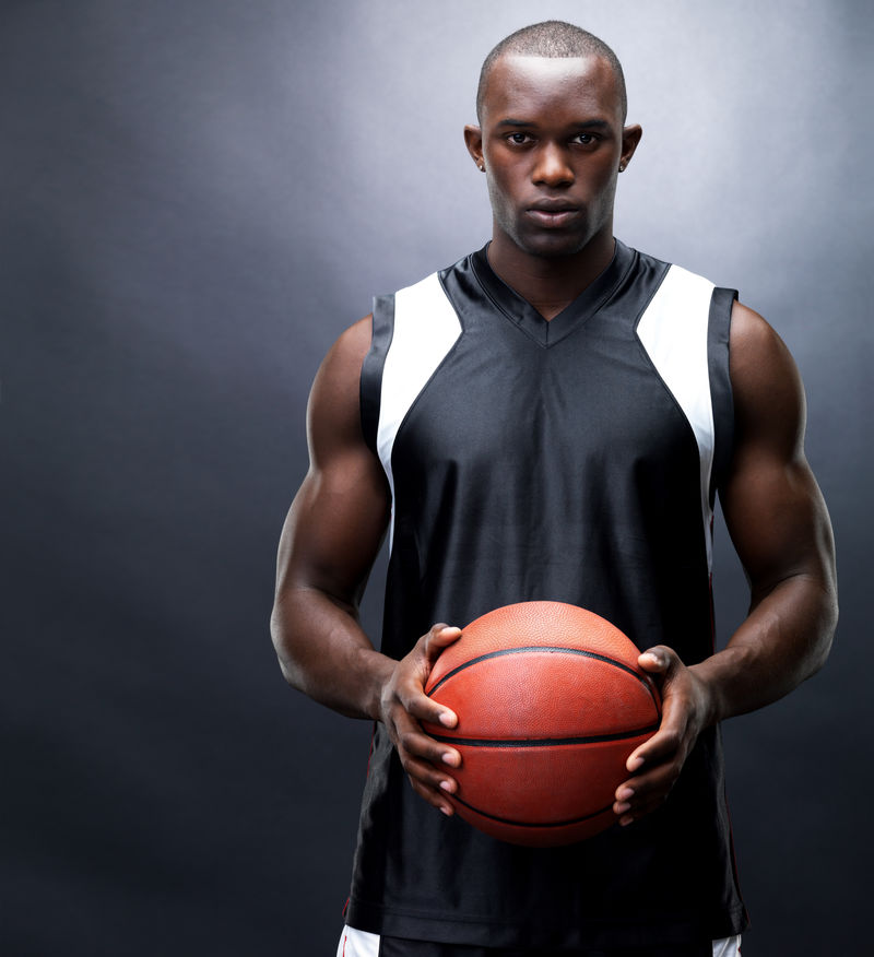 非洲裔美国篮球运动员自信地站着