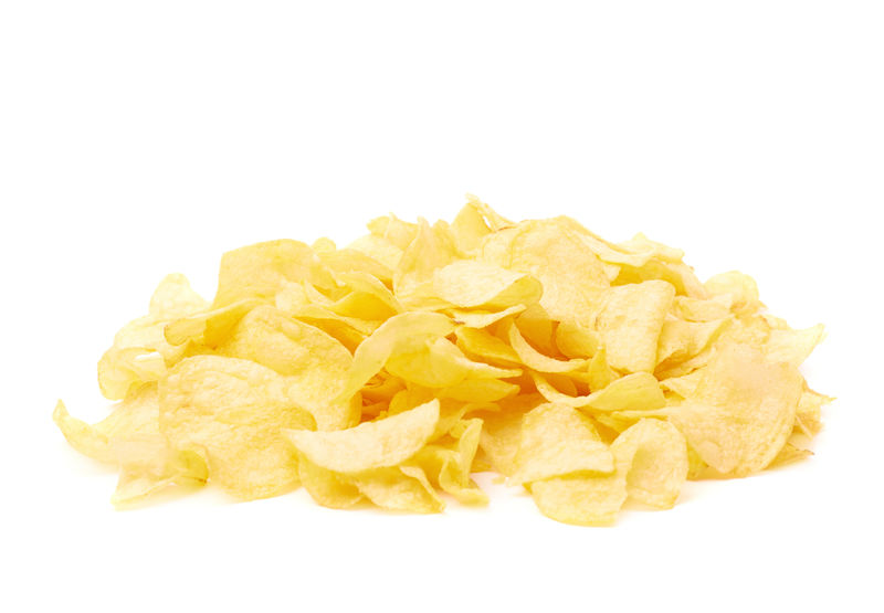 白色背景上的一堆波浪形黄色薯片零食