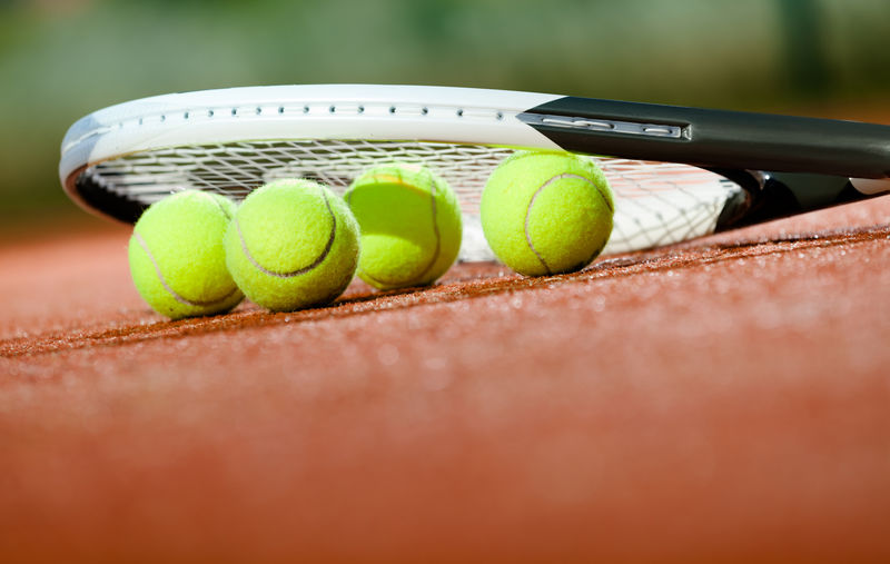 网球网球场上网球和网球的特写镜头