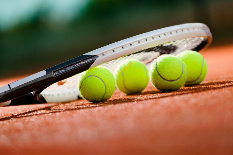 网球拍和球的近景