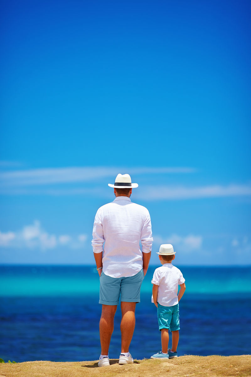 父亲和儿子在海边度假