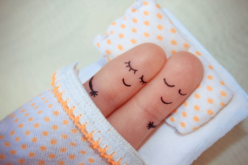 幸福夫妻的手指艺术这对夫妇在床上睡着了