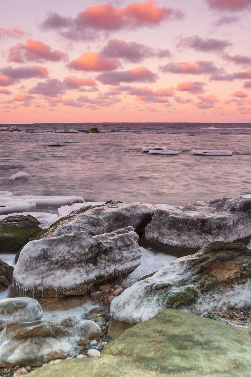 日落时海岸附近的冰石