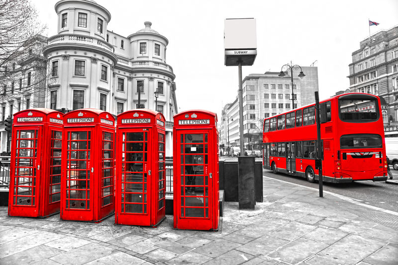 英国伦敦红色电话亭和双层巴士