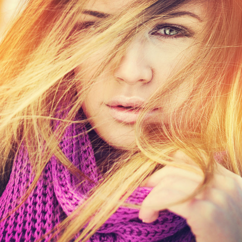 特写镜头拍摄的是一位年轻漂亮的金发碧眼戴着紫色围巾留着飘逸头发的女子-方形格式-过滤-Instagram外观-鲜艳的暖色