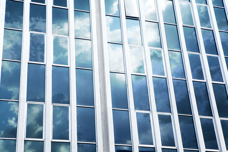 现代办公楼窗户上的云朵