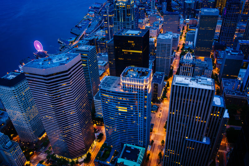 华盛顿州西雅图-晚上可以看到市中心的摩天大楼