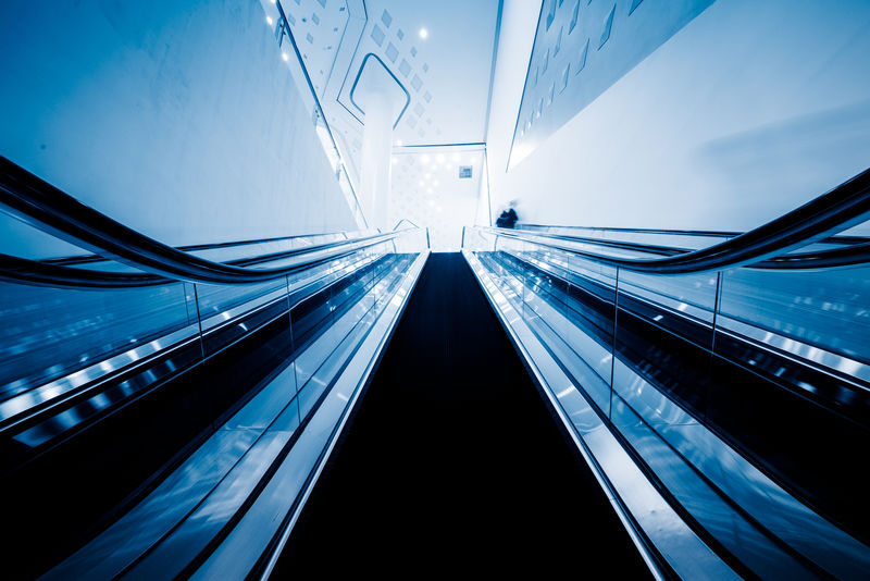 现代办公楼的自动扶梯-蓝色的图像