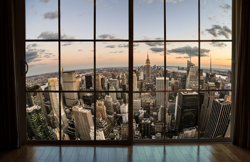纽约-2013年8月30日：纽约曼哈顿的窗口-曼哈顿是纽约市最小的行政区-但也有一些世界上最昂贵的房地产